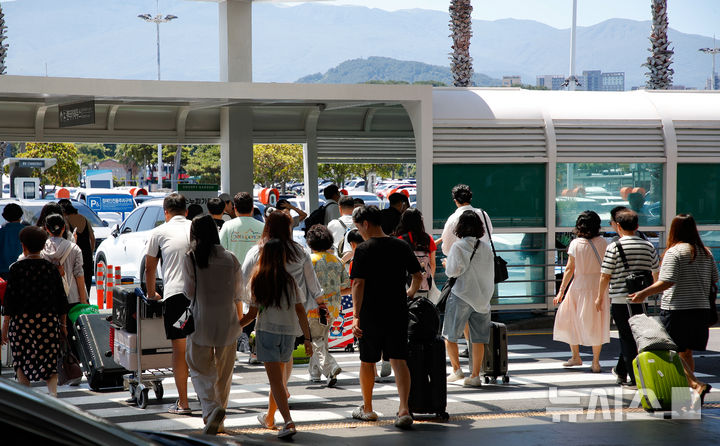[제주=뉴시스] 우장호 기자 = 본격적인 여름 휴가철 맞은 31일 오전 제주국제공항 1층 도착장이 가족과 연인, 친구와 함께 제주를 찾은 관광객들의 발걸음으로 북적이고 있다. 2026.07.31. woo1223@newsis.com