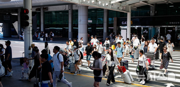 [제주=뉴시스] 우장호 기자 = 본격적인 여름 휴가철 맞은 31일 오전 제주국제공항 1층 도착장이 가족과 연인, 친구와 함께 제주를 찾은 관광객들의 발걸음으로 북적이고 있다. 2026.07.31. woo1223@newsis.com