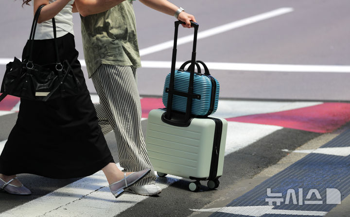 [제주=뉴시스] 우장호 기자 = 본격적인 여름 휴가철 맞은 31일 오전 제주국제공항 1층 도착장이 가족과 연인, 친구와 함께 제주를 찾은 관광객들의 발걸음으로 북적이고 있다. 2026.07.31. woo1223@newsis.com