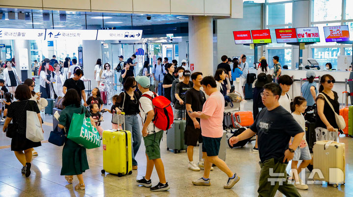[제주=뉴시스] 우장호 기자 = 본격적인 여름 휴가철 맞은 31일 오전 제주국제공항 1층 도착장이 가족과 연인, 친구와 함께 제주를 찾은 관광객들의 발걸음으로 북적이고 있다. 2026.07.31. woo1223@newsis.com