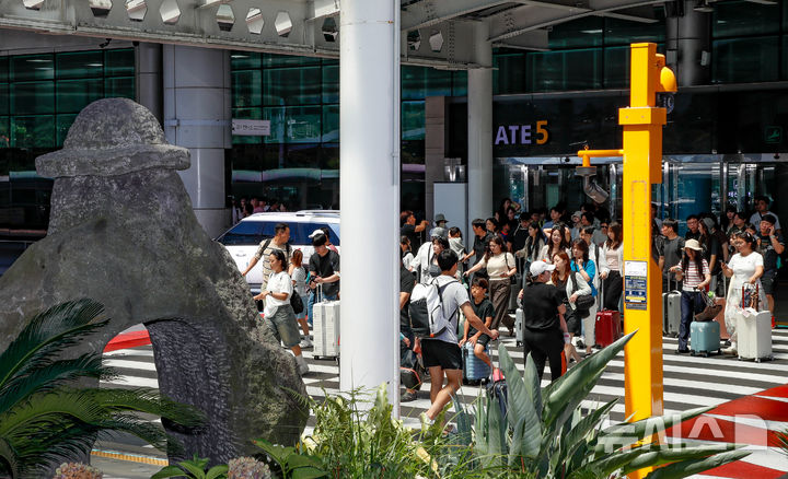 [제주=뉴시스] 우장호 기자 = 본격적인 여름 휴가철 맞은 31일 오전 제주국제공항 1층 도착장이 가족과 연인, 친구와 함께 제주를 찾은 관광객들의 발걸음으로 북적이고 있다. 2026.07.31. woo1223@newsis.com