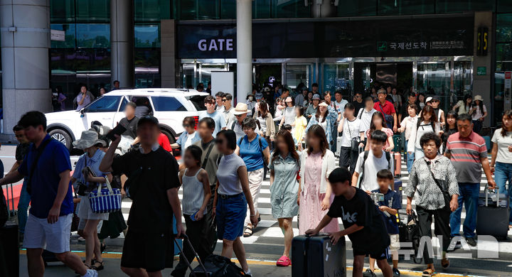 [제주=뉴시스] 우장호 기자 = 본격적인 여름 휴가철 맞은 31일 오전 제주국제공항 1층 도착장이 가족과 연인, 친구와 함께 제주를 찾은 관광객들의 발걸음으로 북적이고 있다. 2026.07.31. woo1223@newsis.com