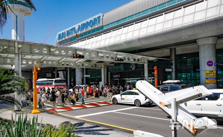 [제주=뉴시스] 우장호 기자 = 본격적인 여름 휴가철 맞은 31일 오전 제주국제공항 1층 도착장이 가족과 연인, 친구와 함께 제주를 찾은 관광객들의 발걸음으로 북적이고 있다. 2026.07.31. woo1223@newsis.com