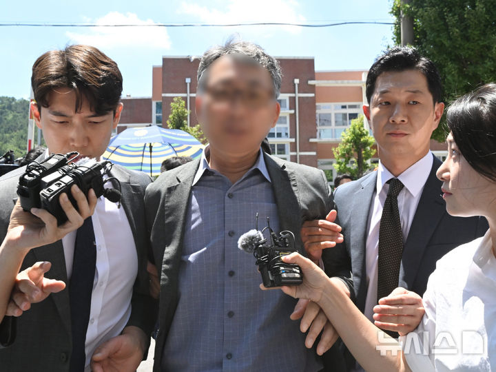 [전남광주=뉴시스] 이현행 기자 = '장윤기 사건' 수사를 맡았던 전 광주 광산경찰서 형사과장 A경정이 31일 오전 전남광주 동구 광주지법에서 열리는 구속 전 피의자 심문(영장실질심사) 이후 법원을 빠져나가고 있다. 2026.07.31. lhh@newsis.com