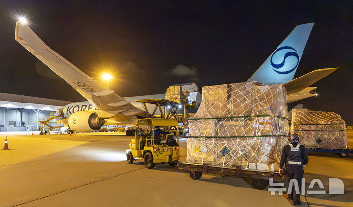[인천공항=뉴시스] 전신 기자 = 지난 30일 인천국제공항 대한항공 화물터미널에서 관계자들이 삼성전자와 SK하이닉스의 반도체를 항공기에 적재하고 있다.(공동취재) 2026.07.31. photo1006@newsis.com