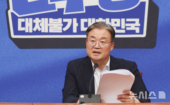 [서울=뉴시스] 김근수 기자 = 이연희 더불어민주당 전준위 대변인이 31일 오후 서울 여의도 국회에서 전국당원대회 준비위원회 회의 결과를 발표하고 있다. 2026.07.31. ks@newsis.com