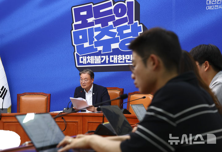 [서울=뉴시스] 김근수 기자 = 이연희 더불어민주당 전준위 대변인이 31일 오후 서울 여의도 국회에서 전국당원대회 준비위원회 회의 결과를 발표하고 있다. 2026.07.31. ks@newsis.com