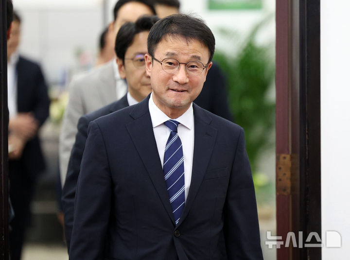[서울=뉴시스] 고범준 기자 = 한병도 더불어민주당 대표 직무대행 겸 원내대표가 31일 서울 여의도 국회에서 열린 현안 관련 기자간담회에 입장하고 있다. 이날 더불어민주당은 특별감찰관 후보로 최길수 변호사를 추천했다. 2026.07.31. bjko@newsis.com