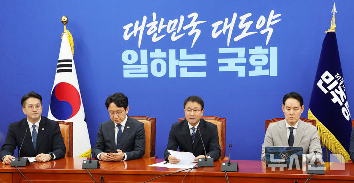[서울=뉴시스] 고범준 기자 = 한병도 더불어민주당 대표 직무대행 겸 원내대표가 31일 서울 여의도 국회에서 열린 현안 관련 기자간담회에서 발언하고 있다. 이날 더불어민주당은 특별감찰관 후보로 최길수 변호사를 추천했다. 2026.07.31. bjko@newsis.com