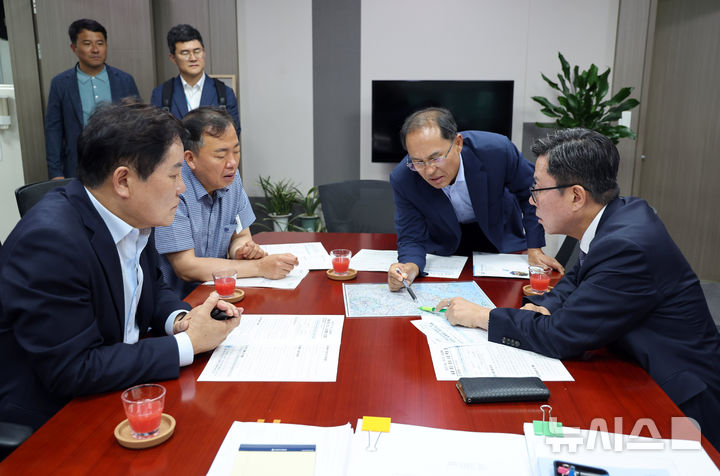 [장흥=뉴시스] 사순문 장흥군수(왼쪽 아래)가 30일 국회를 방문해 민주당 예결위원인 안도걸 의원을 만나 지역의 미래 성장 기반 마련을 위한 주요 국책사업을 설명하고 국비 지원을 요청하고 있다. (사진=장흥군 제공) photo@newsis.com *재판매 및 DB 금지