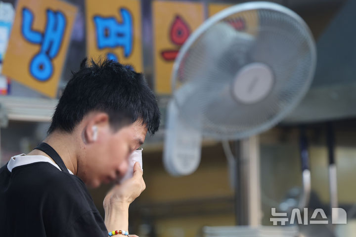 [서울=뉴시스] 권창회 기자 = 기록적인 폭염이 이어지고 있는 7월 31일 서울 마포구 망원시장에서 시장 상인이 흐르는 땀을 닦고 있다. 2026.07.31. kch0523@newsis.com
