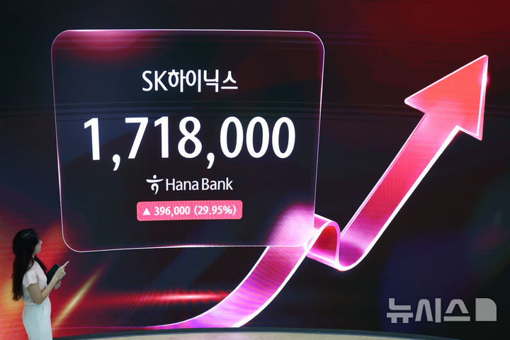 [서울=뉴시스] 고승민 기자 = 코스피가 17.91% 오른 6595.45에 마감하면서 SK하이닉스와 삼성전자 주가가 각각 29.95%, 26.81% 오른 31일 서울 하나은행 딜링룸에서 딜러들이 업무를 보고 있다.&nbsp; 코스닥은 11.63% 오른 719.76에 마감됐다. 서울 외환시장에서 원·달러 환율은 13.4원 내린 1424.0원으로 거래를 마무리했다. 2026.07.31. kkssmm99@newsis.com