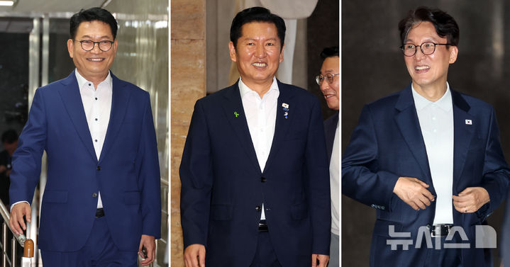 [서울=뉴시스] 최진석 기자 = 더불어민주당 송영길(왼쪽부터), 정청래, 김민석 당대표 후보가 8·17 전당대회 순회 경선을 하루 앞둔 31일 여의도 국회 본청에서 각각 일정을 하고 있다. 2026.07.31. myjs@newsis.com