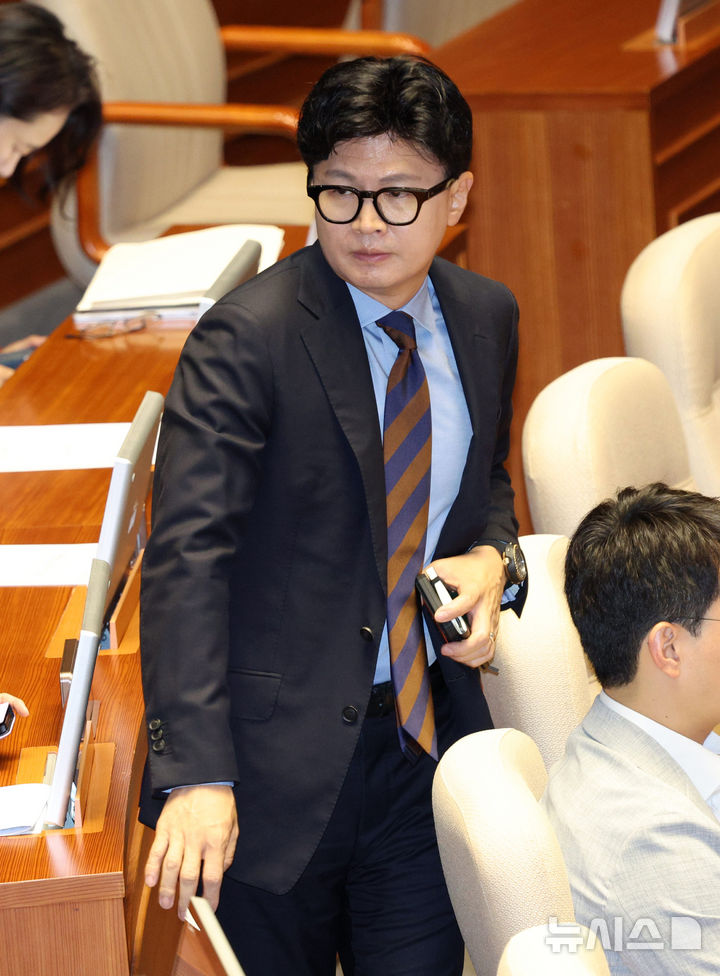 [서울=뉴시스] 고범준 기자 = 한동훈 무소속 의원이 31일 서울 여의도 국회에서 열린 제437회 국회(임시회) 제3차 본회의에서 자리에서 일어나 이동하고 있다. 2026.07.31. bjko@newsis.com