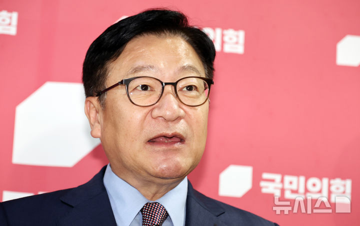 [서울=뉴시스] 최진석 기자 = 정점식 국민의힘 원내대표가 31일 여의도 국회 원내대표실 앞에서 검찰 보완수사권 폐지를 위한 형사소송법 개정안 처리 관련 발언을 하고 있다. 2026.07.31. myjs@newsis.com