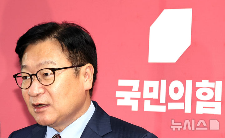 [서울=뉴시스] 최진석 기자 = 정점식 국민의힘 원내대표가 지난달 31일 여의도 국회 원내대표실 앞에서 검찰 보완수사권 폐지를 위한 형사소송법 개정안 처리 관련 발언을 하고 있다. 2026.07.31. myjs@newsis.com