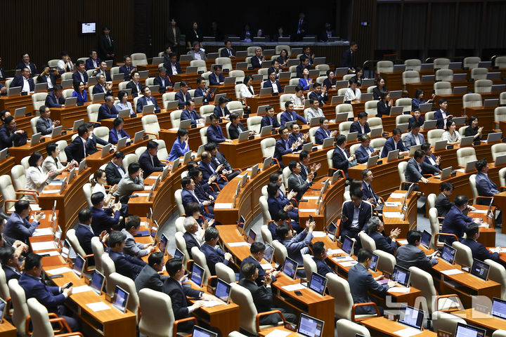 [서울=뉴시스] 김근수 기자 = 31일 서울 여의도 국회에서 열린 제437회국회(임시회) 3차 본회의에서 형사소송법 일부개정안법률안(대안)이 통과되자 더불어민주당 의원들과 조국혁신당 의원들이 박수를 치고 있다. 2026.07.31. ks@newsis.com