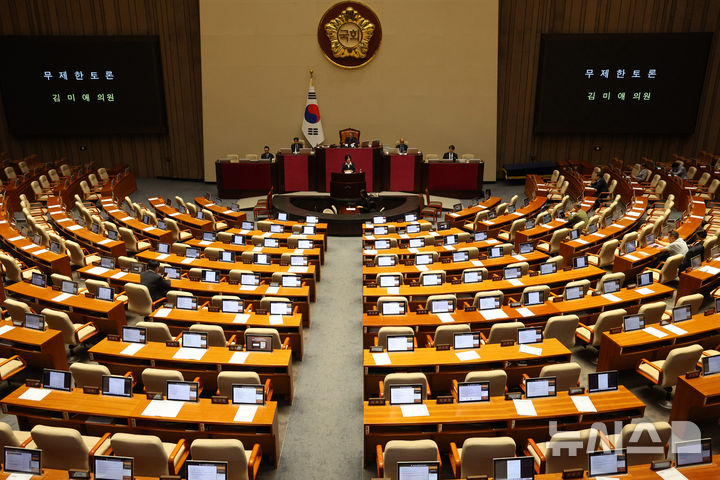 [서울=뉴시스] 고범준 기자 = 김미애 국민의힘 의원이 31일 서울 여의도 국회에서 열린 제437회 국회(임시회) 제3차 본회의에서 국회법 일부개정법률안에 대한 무제한 토론(필리버스터)을 하고 있다. 2026.07.31. bjko@newsis.com