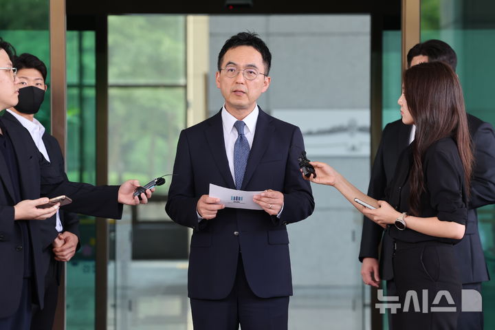 [서울=뉴시스] 조성우 기자 = 구자현 검찰총장 직무대행이 31일 서울 서초구 대검찰청 청사를 나서며 발언하고 있다. 검찰 보완수사권 폐지를 골자로 한 형사소송법 개정안은 이날 열린 국회 본회의에서 더불어민주당 주도로 처리됐다. 2026.07.31. xconfind@newsis.com