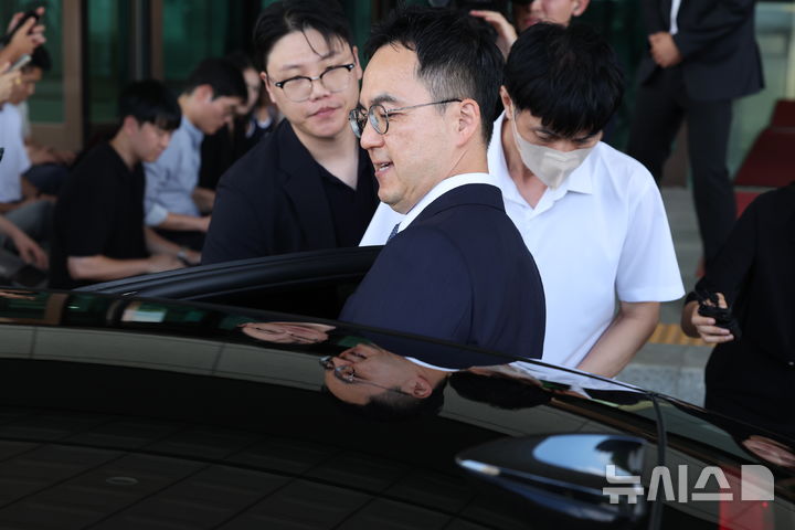 [서울=뉴시스] 조성우 기자 = 구자현 검찰총장 직무대행이 31일 서울 서초구 대검찰청 청사 앞에서 사의를 표명한 후 차량에 탑승하고 있다. 검찰 보완수사권 폐지를 골자로 한 형사소송법 개정안은 이날 열린 국회 본회의에서 더불어민주당 주도로 처리됐다. 2026.07.31. xconfind@newsis.com