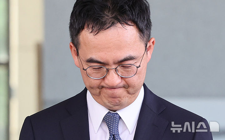 [서울=뉴시스] 조성우 기자 =  검찰 보완수사권 폐지를 골자로 한 형사소송법 개정안이 국회 본회의를 통과한 31일 구자현 검찰총장 직무대행이 서울 서초구 대검찰청 청사를 나서고 있다. 2026.07.31. xconfind@newsis.com
