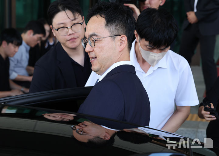 [서울=뉴시스] 조성우 기자 =  검찰 보완수사권 폐지를 골자로 한 형사소송법 개정안이 국회 본회의를 통과한 31일 구자현 검찰총장 직무대행이 서울 서초구 대검찰청 청사를 나서며 입장을 밝힌 뒤 차량에 탑승하고 있다. 이날 구 직무대행은 사의를 표명했다. 2026.07.31. xconfind@newsis.com