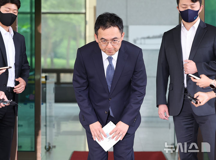 [서울=뉴시스] 조성우 기자 = 검찰 보완수사권 폐지를 골자로 한 형사소송법 개정안이 국회 본회의를 통과한 31일 구자현 검찰총장 직무대행이 서울 서초구 대검찰청 청사를 나서며 입장을 밝힌 뒤 인사하고 있다. 2026.07.31. xconfind@newsis.com
