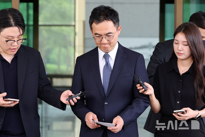 [서울=뉴시스] 조성우 기자 = 검찰 보완수사권 폐지를 골자로 한 형사소송법 개정안이 국회 본회의를 통과한 31일 구자현 검찰총장 직무대행이 서울 서초구 대검찰청에서 입장을 밝힌 뒤 청사를 나서고 있다. 2026.07.31. xconfind@newsis.com