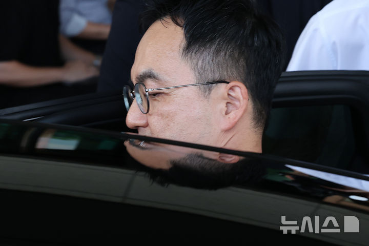 [서울=뉴시스] 조성우 기자 = 검찰 보완수사권 폐지를 골자로 한 형사소송법 개정안이 국회 본회의를 통과한 31일 구자현 검찰총장 직무대행이 서울 서초구 대검찰청에서 입장을 밝힌 뒤 청사를 나서고 있다. 2026.07.31. xconfind@newsis.com