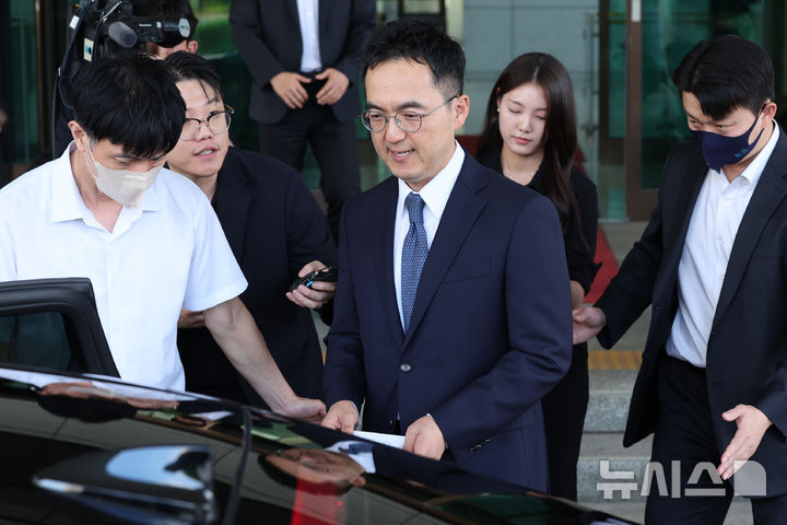 [서울=뉴시스] 조성우 기자 = 검찰 보완수사권 폐지를 골자로 한 형사소송법 개정안이 국회 본회의를 통과한 31일 구자현 검찰총장 직무대행이 서울 서초구 대검찰청에서 입장을 밝힌 뒤 청사를 나서고 있다. 2026.07.31. xconfind@newsis.com