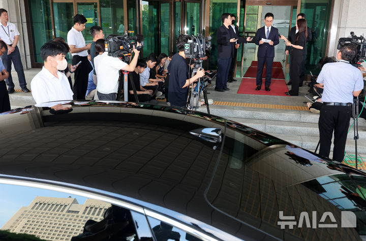 [서울=뉴시스] 조성우 기자 = 검찰 보완수사권 폐지를 골자로 한 형사소송법 개정안이 국회 본회의를 통과한 31일 구자현 검찰총장 직무대행이 서울 서초구 대검찰청 청사를 나서며 입장을 밝히고 있다. 2026.07.31. xconfind@newsis.com