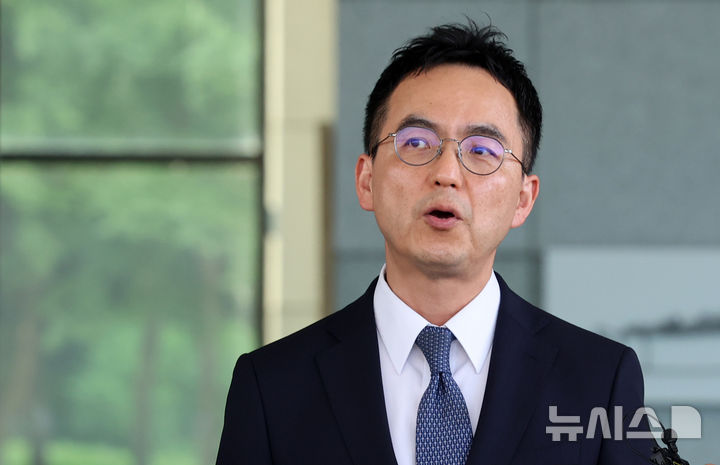 [서울=뉴시스] 조성우 기자 = 검찰 보완수사권 폐지를 골자로 한 형사소송법 개정안이 국회 본회의를 통과한 31일 구자현 검찰총장 직무대행이 서울 서초구 대검찰청 청사를 나서며 입장을 밝히고 있다. 2026.07.31. xconfind@newsis.com