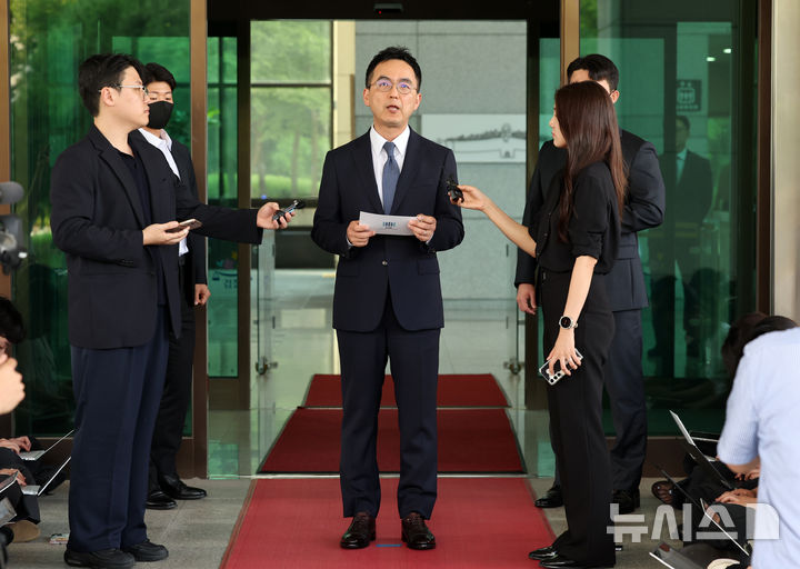 [서울=뉴시스] 조성우 기자 = 검찰 보완수사권 폐지를 골자로 한 형사소송법 개정안이 국회 본회의를 통과한 31일 구자현 검찰총장 직무대행이 서울 서초구 대검찰청 청사를 나서며 입장을 밝히고 있다. 2026.07.31. xconfind@newsis.com