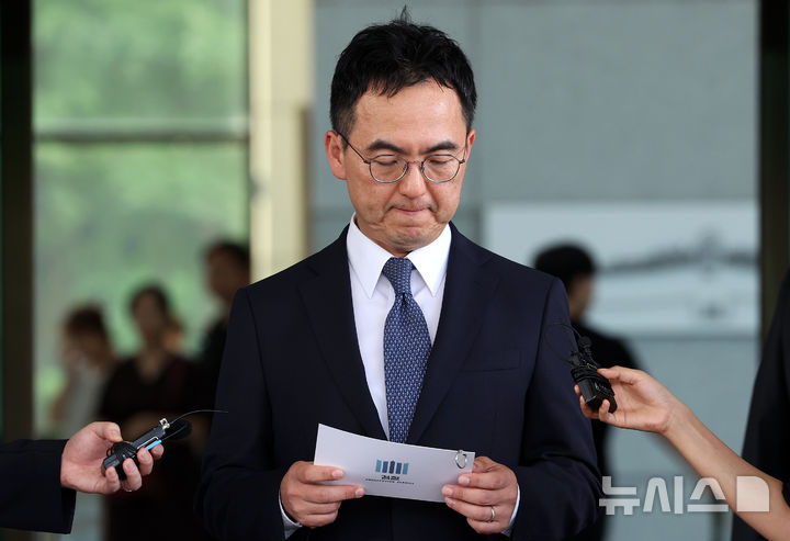 [서울=뉴시스] 조성우 기자 =&nbsp; 검찰 보완수사권 폐지를 골자로 한 형사소송법 개정안이 국회 본회의를 통과한 31일 구자현 검찰총장 직무대행이 서울 서초구 대검찰청 청사를 나서며 입장을 밝히고 있다. 2026.07.31. xconfind@newsis.com