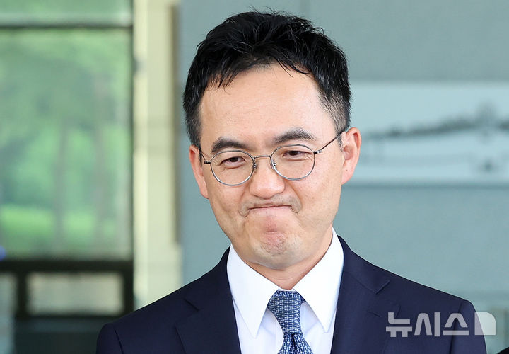 [서울=뉴시스] 조성우 기자 = 검찰 보완수사권 폐지를 골자로 한 형사소송법 개정안이 국회 본회의를 통과한 31일 구자현 검찰총장 직무대행이 서울 서초구 대검찰청에서 입장을 밝힌 뒤 청사를 나서고 있다. 2026.07.31. xconfind@newsis.com