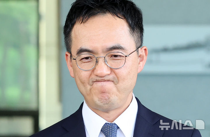 [서울=뉴시스] 조성우 기자 = 검찰 보완수사권 폐지를 골자로 한 형사소송법 개정안이 국회 본회의를 통과한 31일 구자현 검찰총장 직무대행이 서울 서초구 대검찰청에서 입장을 밝힌 뒤 청사를 나서고 있다. 2026.07.31. xconfind@newsis.com