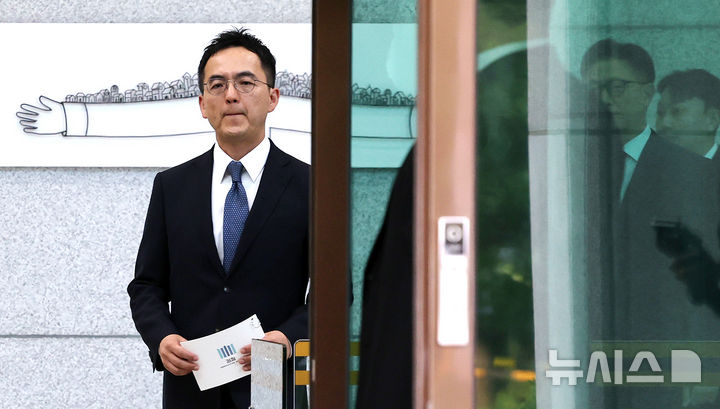 [서울=뉴시스] 조성우 기자 = 검찰 보완수사권 폐지를 골자로 한 형사소송법 개정안이 국회 본회의를 통과한 31일 구자현 검찰총장 직무대행이 서울 서초구 대검찰청 청사를 나서고 있다. 2026.07.31. xconfind@newsis.com