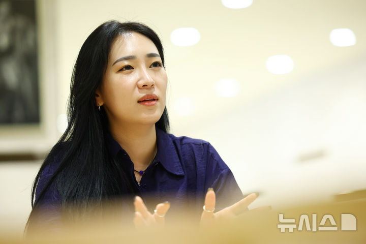 [서울=뉴시스] 전신 기자 = 메조소프라노 정주연이 지난달 31일 서울 서초구 예술의전당 내 한 카페에서 인터뷰를 하고 있다. 2026.08.03. photo1006@newsis.com