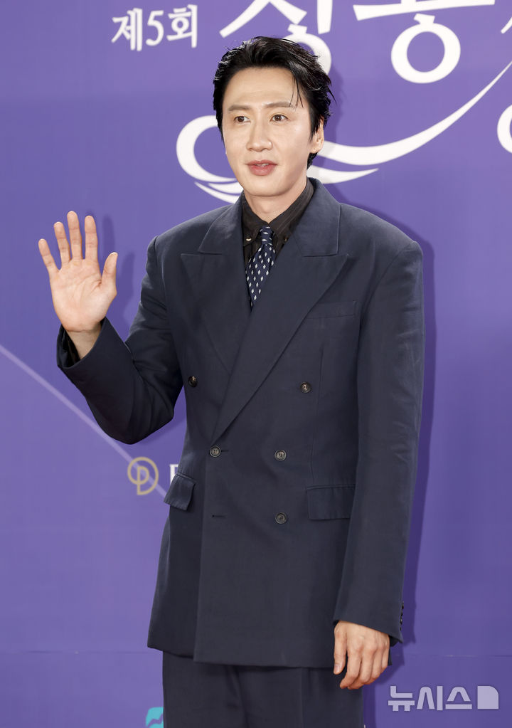 [인천=뉴시스] 김혜진 기자 = 배우 이광수가 31일 오후 인천 영종구 파라다이스시티에서 열린 제5회 청룡시리즈어워즈에서 레드카펫을 밟고 있다. 2026.07.31. jini@newsis.com