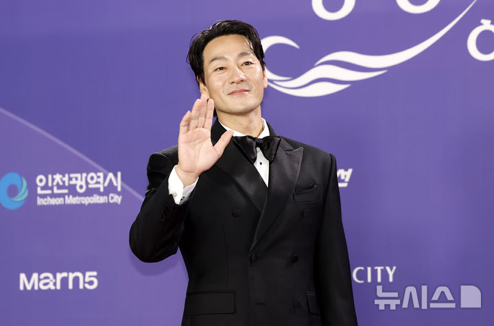 [인천=뉴시스] 김혜진 기자 = 배우 박해수가 31일 오후 인천 영종구 파라다이스시티에서 열린 제5회 청룡시리즈어워즈에서 레드카펫을 밟고 있다. 2026.07.31. jini@newsis.com