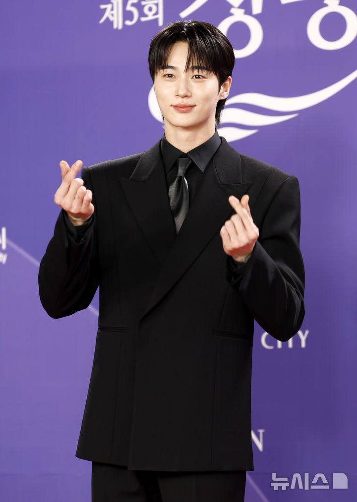 [인천=뉴시스] 김혜진 기자 = 배우 변우석이 31일 오후 인천 영종구 파라다이스시티에서 열린 제5회 청룡시리즈어워즈에서 레드카펫을 밟고 있다. 2026.07.31. jini@newsis.com
