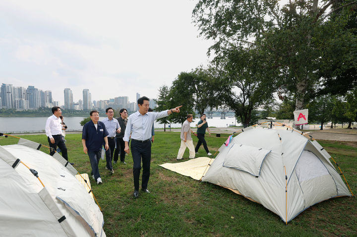 [서울=뉴시스] 오세훈 서울시장이 31일 오후 서울 광진구 뚝섬한강공원을 찾아 서울시 야간경제 첫 사업인 '한강 밤핑' 개장 준비 상황을 점검하고 있다.(사진=서울시 제공) 2026.07.31. photo@newsis.com *재판매 및 DB 금지