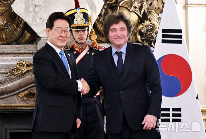 [부에노스아이레스=뉴시스] 김진아 기자 = 이재명 대통령과 하비에르 밀레이 대통령이 31일(현지 시간) 아르헨티나 부에노스아이레스 대통령궁 백색홀에서 공식 기념촬영을 하고 있다. 2026.07.31. bluesoda@newsis.com