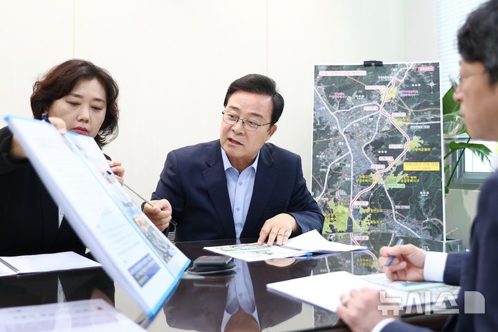 [의왕=뉴시스] 김성제 의왕시장이 국토교통부 2차관을 만나 교통 확충의 필요성을 설명하고 있다.(사진=의왕시 제공).
