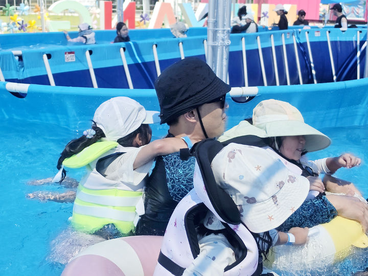 [밀양=뉴시스] 안지율 기자 = 1일 오후 1시 낮 최고기온 38.3도를 웃도는 경남 밀양시 선샤인 밀양 테마파크 문화광장 풍덩 물놀이장 찾은 한 가족이 물놀이를 즐기고 있다. 2026.08.01. alk9935@newsis.com *재판매 및 DB 금지