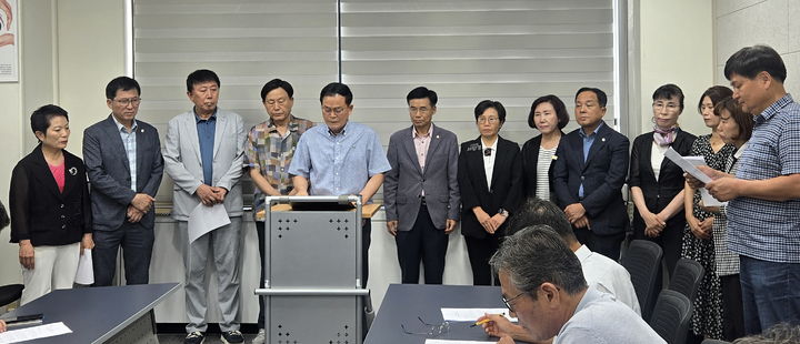 [정읍=뉴시스] 지난달 29일 민주당정읍지역위원회의 기자회견, 장병윤 부위원장이 제10회 정읍시의회 의장단 선출 과정에서의 당론 위반 행위자의 사과와 탈당을 요구하고 있다. *재판매 및 DB 금지