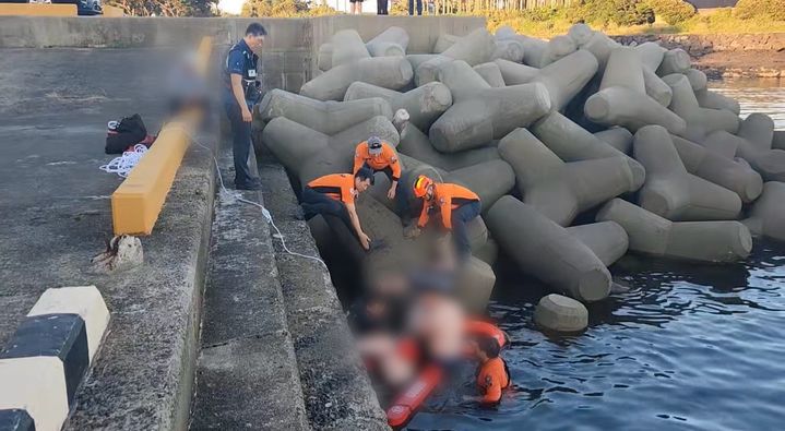 [제주=뉴시스] 지난달 31일 오후 서귀포시 남원읍 태흥1리 포구 앞에서 수영하던 관광객들이 소방에 구조되고 있다. (사진=제주도소방안전본부 제공) 2026.08.01. photo@newsis.com *재판매 및 DB 금지