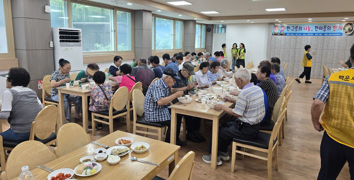 [정선=뉴시스] 대한불교관음종 자미원 백운사는 1일 정선군 남면복지회관에서 남면 지역 어르신 250명을 초청해 여름철 건강을 기원하는 삼계탕 나눔 행사를 진행하고 있다. (사진=백운사 제공) 2026.08.01. photo@newsis.com *재판매 및 DB 금지