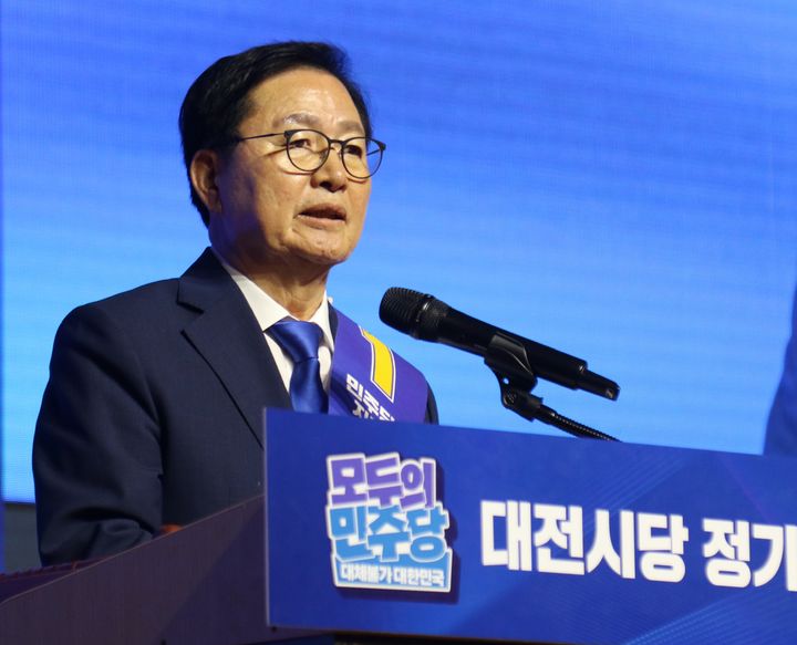 [대전=뉴시스] 조명휘 기자 = 더불어민주당 장종태(대전 서구갑) 의원이 1일 대전컨벤션센터에서 열린 정기 당원대회에서 신임 시당위원장에 선출된 뒤 수락사를 하고 있다. (사진=민주당 대전시당 제공) 2026.08.01. photo@newsis.com *재판매 및 DB 금지