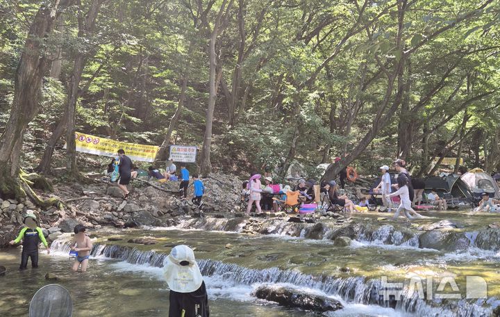 [울산=뉴시스] 구미현 기자 = 1일 울산 울주군 대운산 계곡을 찾은 시민들이 휴식을 취하고 있다. 2026.08.01. gorgeouskoo@newsis.com